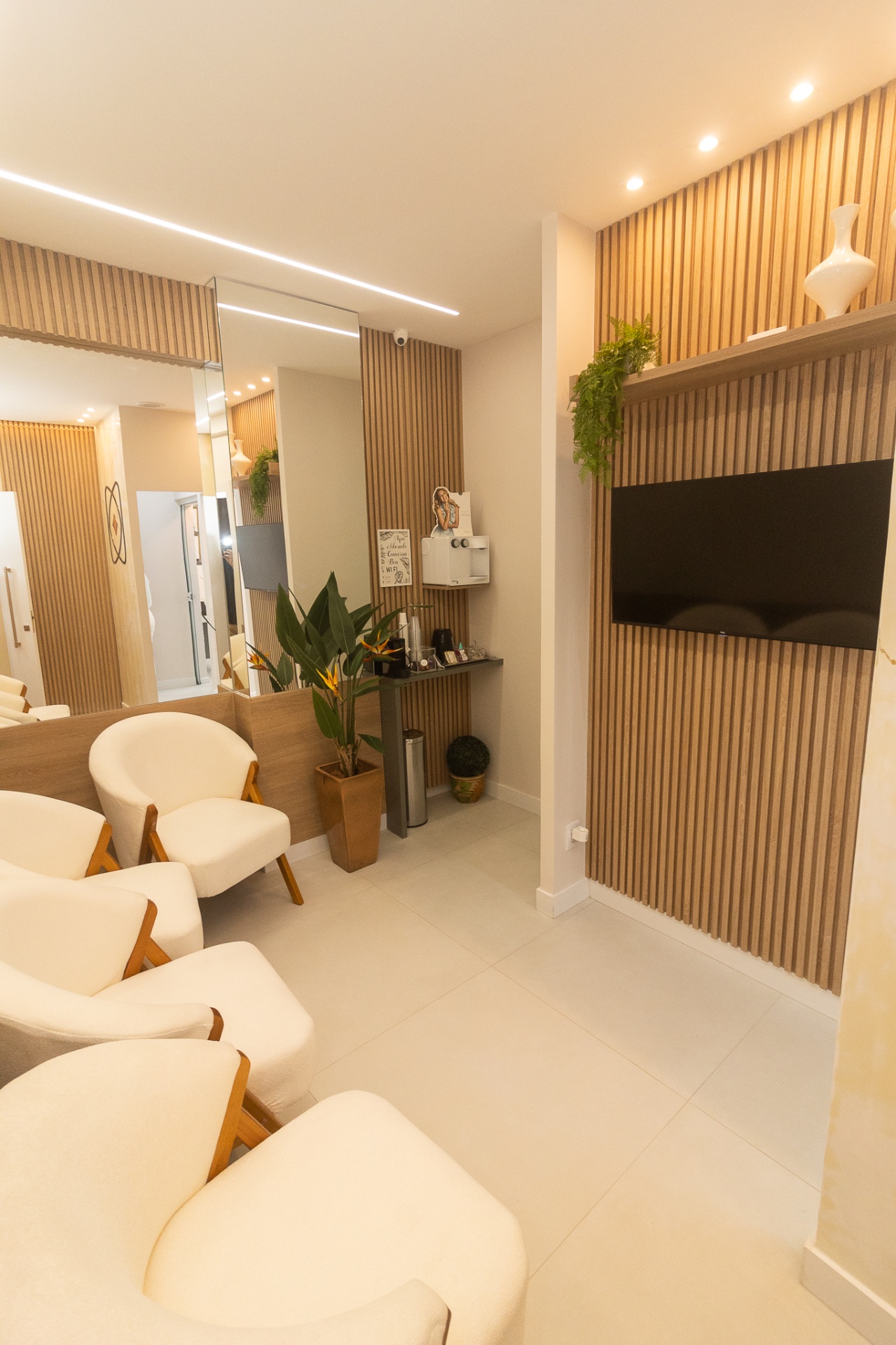 Recepção elegante da clínica LM Odonto Belém com decoração moderna e ambiente acolhedor