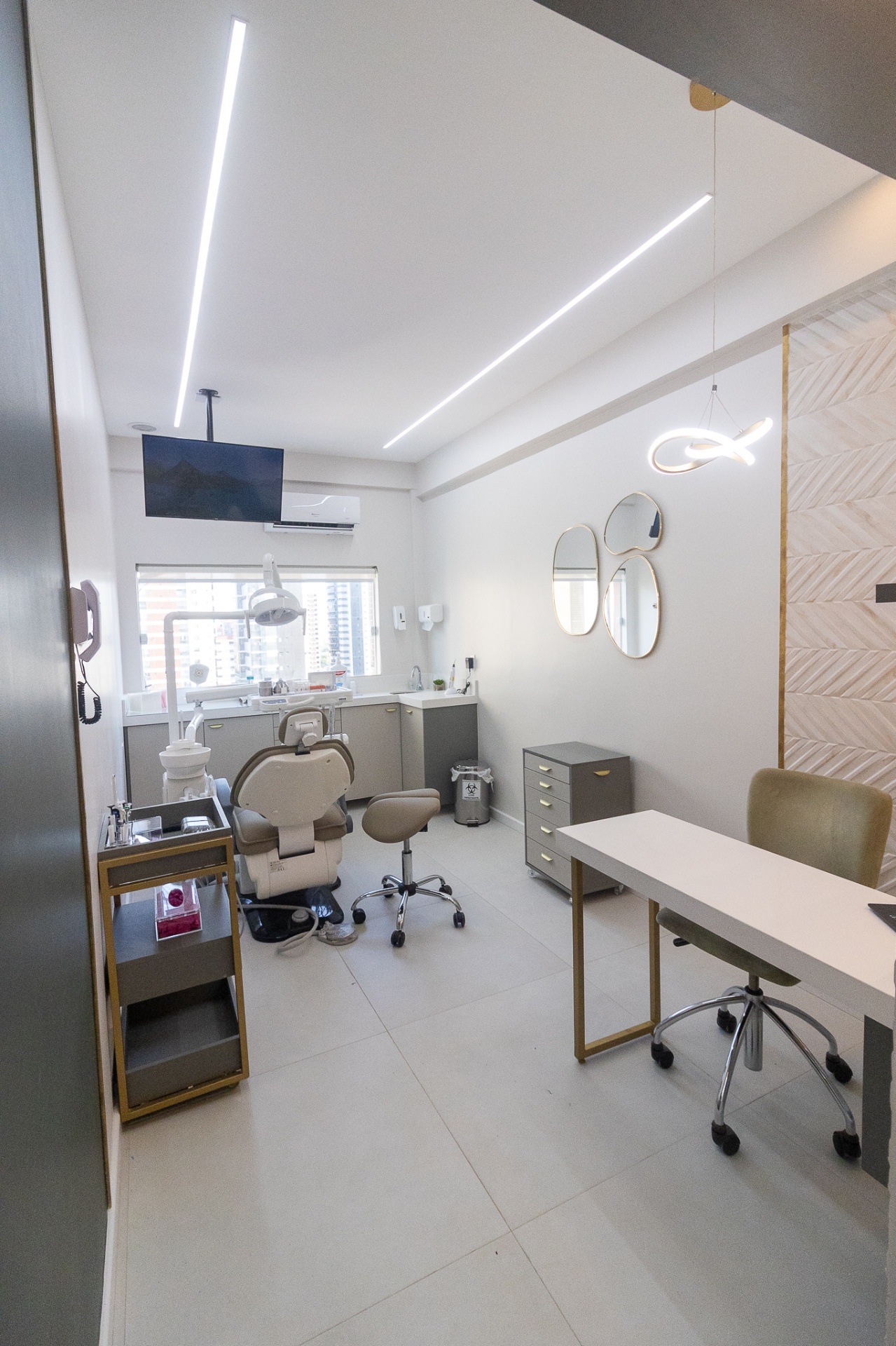 Sala de tratamento odontológico com tecnologia avançada para procedimentos estéticos em Belém