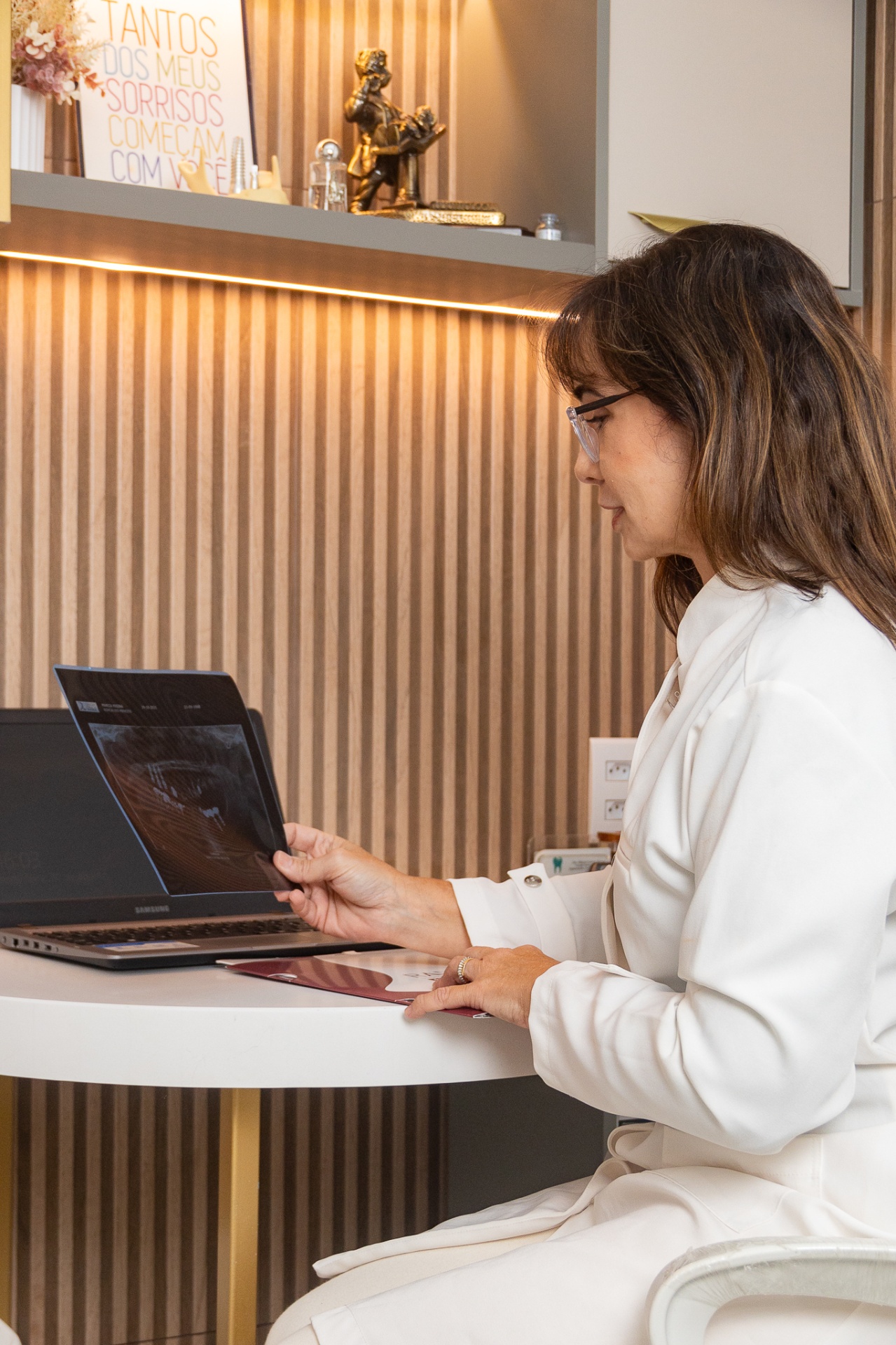 Profissional odontológico trabalhando com planejamento digital para lentes de contato dental